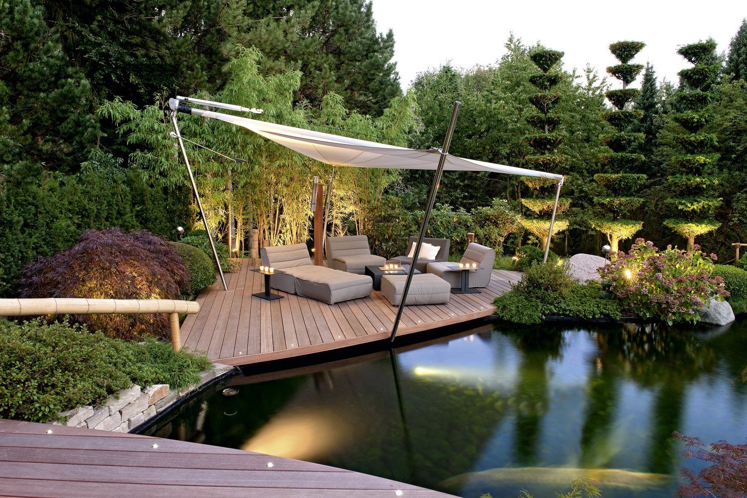 Gartenteich mit Terrasse